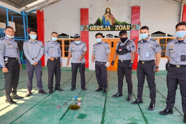 Penggeledahan Rutin Jaga Kamtib di Lapas Kalabahi