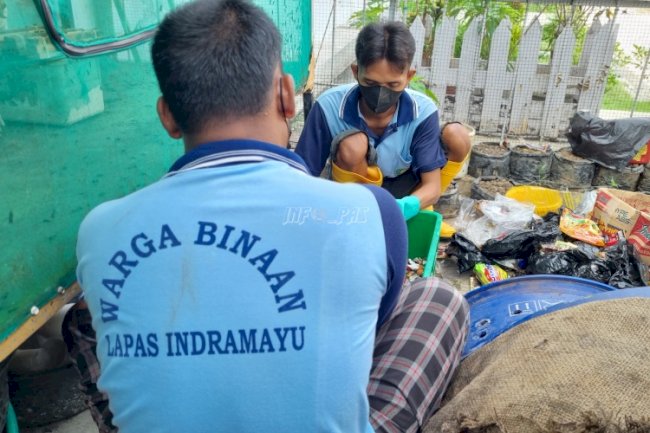 Terobosan Baru Lapas Indramayu, Olah Sampah dengan Teknik Ecobrick