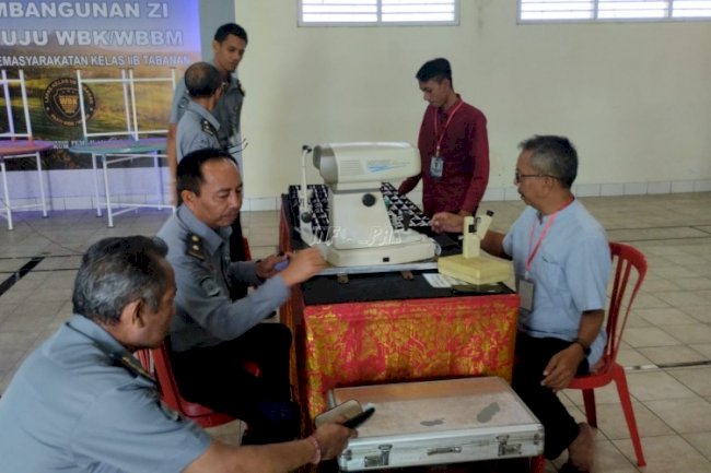 Lapas Tabanan Periksakan Kesehatan Mata Para Petugasnya