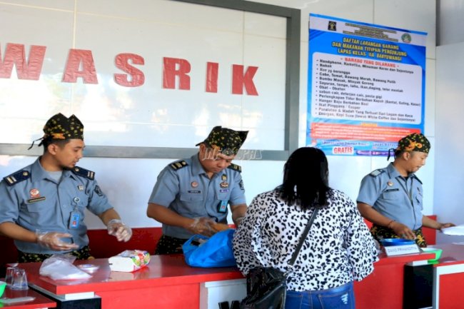 Hari Batik Nasional, Petugas Lapas Banyuwangi Kombinasikan Pakaian Dinas dengan Batik