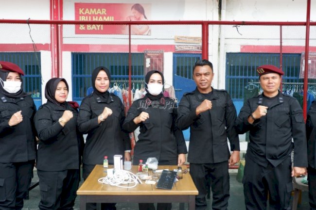 Deteksi Dini Gangguan Kamtib, Petugas Lapas Perempuan Palembang Geledah Kamar Warga Binaan