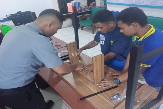 Warga Binaan Rutan Masohi Pertajam Kemampuan Kemandirian di Bidang Mebel