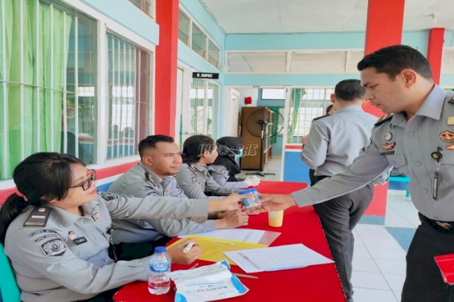 Cegah Peredaran Narkoba, Petugas dan Warga Binaan Lapas Kupang Jalani Tes Urine