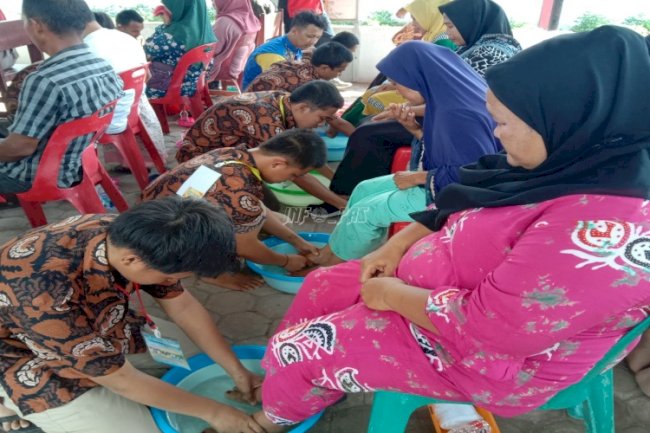 Peringati Hari Ibu, Puluhan Anak Binaan LPKA Medan Basuh Kaki Ibunya