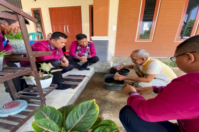 Kembangkan Pasar Tanaman Hias, Petugas Lapas Narkotika Karang Intan Pelajari Budidaya Anggrek
