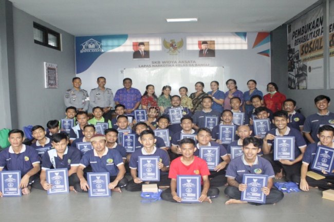Selesaikan Pendidikan Semester 1, Warga Binaan Lapas Narkotika Bangli Terima Rapor