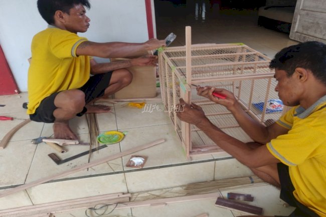 Kreatif, Warga Binaan Lapas Narkotika Karang Intan Buat Sangkar Burung