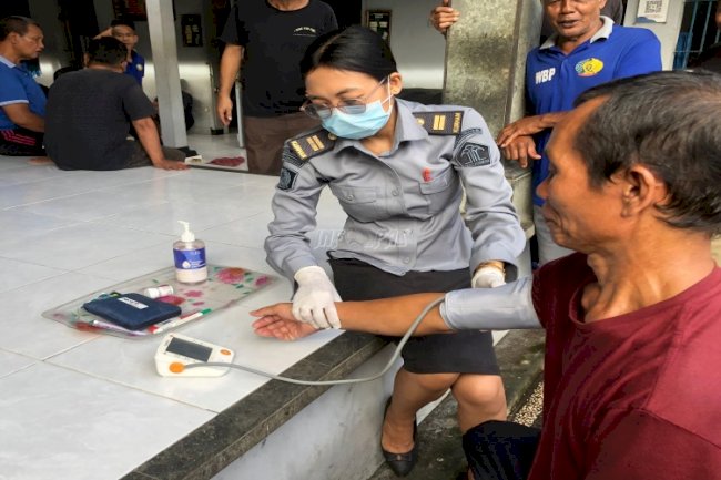 Cek Kesehatan Warga Binaan, Tim Medis Lapas Tabanan Laksanakan Laksmi Santih