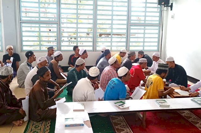 Warga Binaan Lapas Narkotika Karang Intan Antusias Belajar Baca Tulis Al-Qur’an