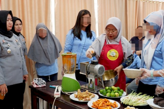 Warga Binaan Lapas Perempuan Palembang Belajar Pembuatan Minuman Rempah