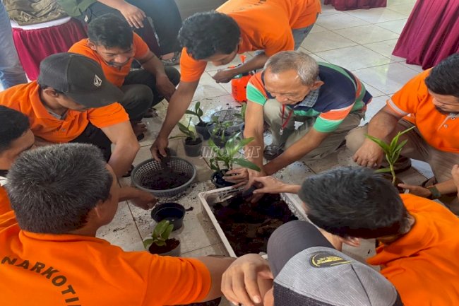 Petugas dan Warga Binaan Lapas Narkotika Karang Intan Kembali Pelajari Budidaya Anggrek