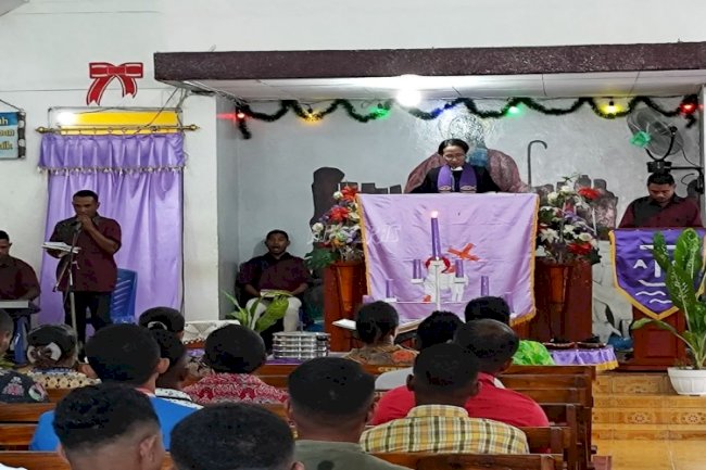 Warga Binaan dan Petugas Beribadah Bersama di Gereja Zoar Lapas Kalabahi