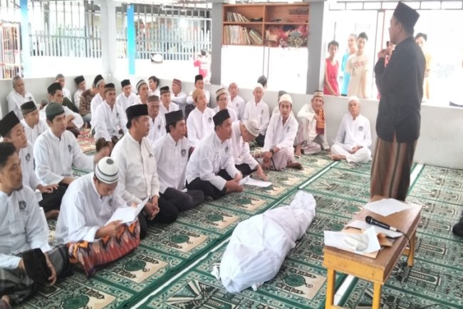 Santri Pesantren Kilat Lapas Lahat Praktik Mengurus Jenazah