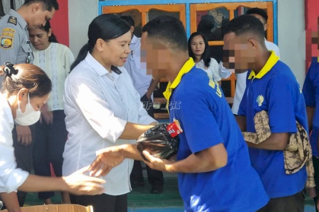 Bagikan Perlengkapan MCK, Lapas Kalabahi Bangun Sinergi dengan Kemenag Alor