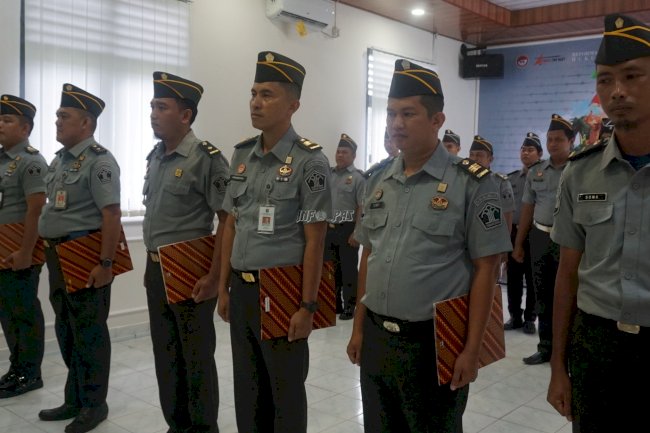 6 Petugas Lapas Tanjungpandan Terima Kenaikan Pangkat