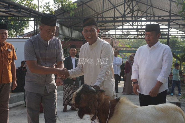 Iduladha 1445 H, Sesditjenpas Serahkan Bantuan Hewan Kurban ke UPT Pemasyarakatan Wilayah DIY