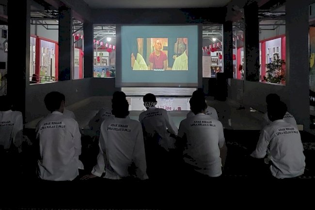 Penuhi Hak Rekreasional, LPKA Palu Berikan Hiburan Nobar bagi Anak Binaan