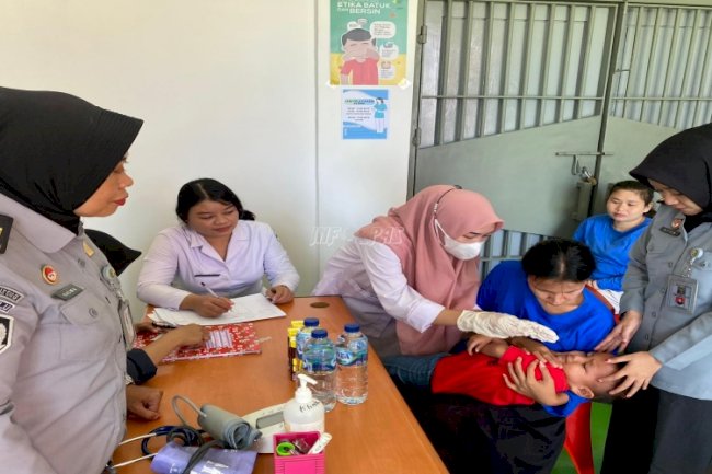 Lapas Perempuan Palu Fasilitasi Anak Bawaan Warga Binaan Terima Imunisasi Polio