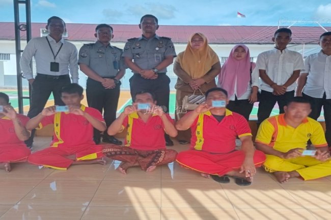 Warga Binaan Lapas Labuhan Bilik Terima KTP-el dari Disdukcapil Labusel