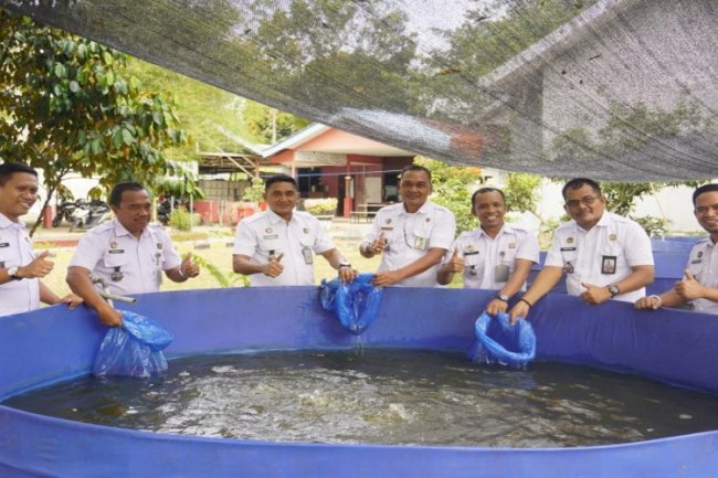 6.000 Bibit Nila Ditabur di Kolam Bioflok Lapas Narkotika Karang Intan