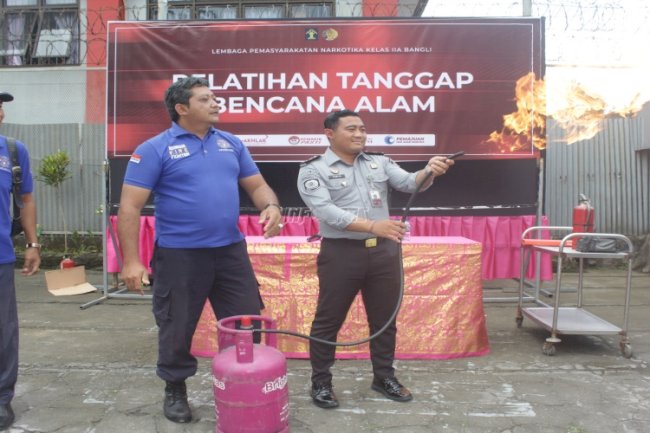 Lapas Narkotika Bangli Simulasikan Penanggulangan Kebakaran bagi Petugas dan Pekerja Dapur