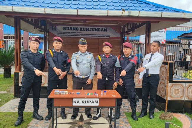 Satuan Pengamanan Rutan Tarutung Giatkan Razia Kamar Hunian 