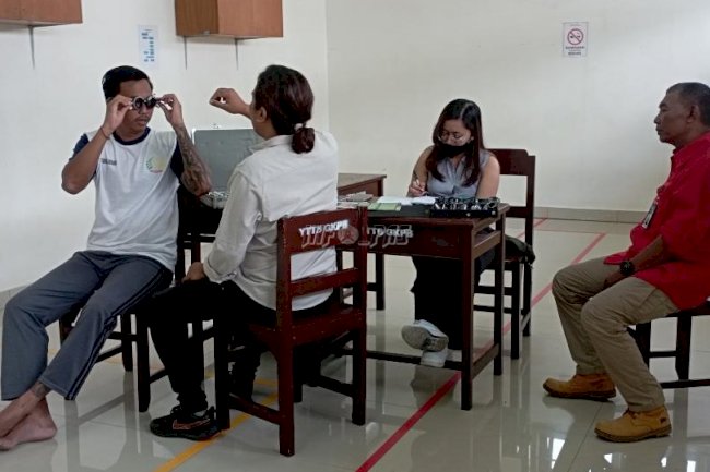 Warga Binaan Lapas Narkotika Bangli Periksa Mata Gratis Bersama Optik Hanz