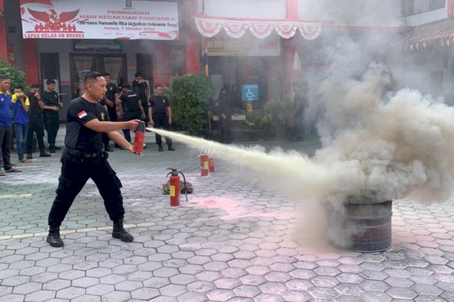 Lapas Brebes Gandeng Damkar Kab. Brebes Latih Petugas dan Warga Binaan Teknik Pemadaman Kebakaran