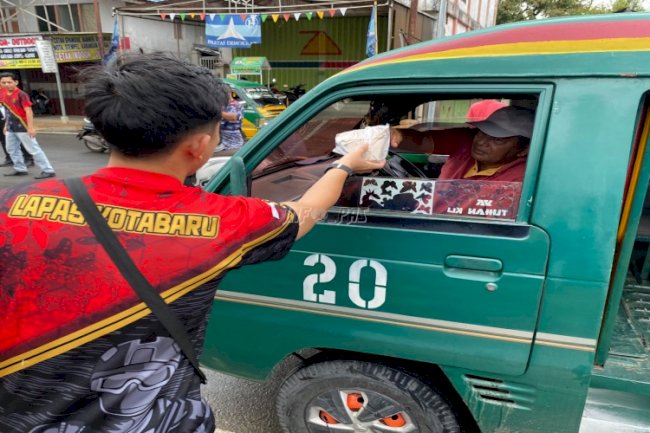 Jumat Berkah, Petugas Lapas Kotabaru Berbagi Nasi Bungkus dengan Masyarakat