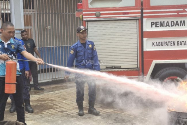 Lapas Batang Latih Petugas Sigap Hadapi Darurat Kebakaran