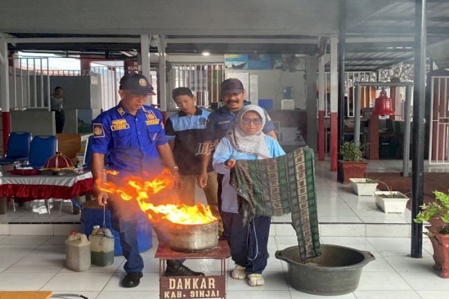 Rutan Sinjai Gandeng Dinas Damkar Kab. Sinjai Simulasikan Penyelamatan Kebakaran 