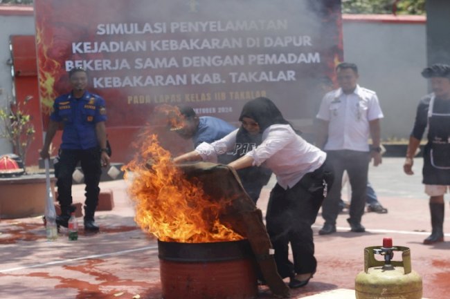 Lapas Takalar Gandeng Dinas Damkar Kab. Takalar Simulasikan Pemadaman Kebakaran