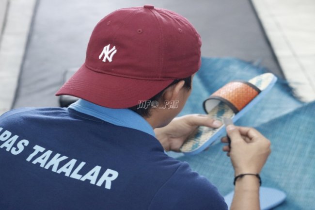 Warga Binaan Lapas Takalar Produksi Sendal Anyam