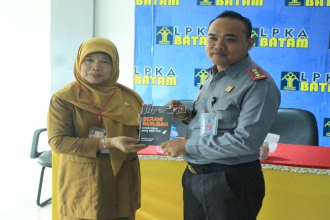 Tingkatkan Literasi Anak Binaan, LPKA Batam Terima Buku Bacaan dari SMAN 12 Batam 