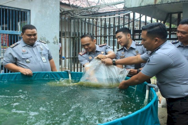 Tabur Benih Ikan Nila, Upaya LPKA Batam Dukung Program Ketahanan Pangan