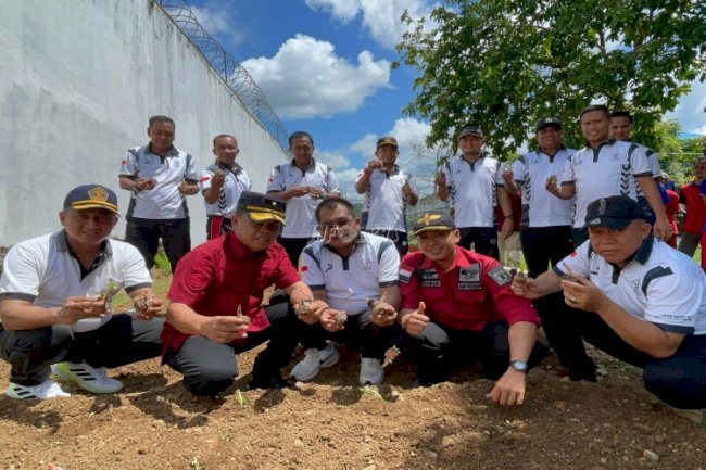 Dukung Ketahanan Pangan, Kalapas Narkotika Karang Intan Tanam Porang bersama Kadivpas Kalsel