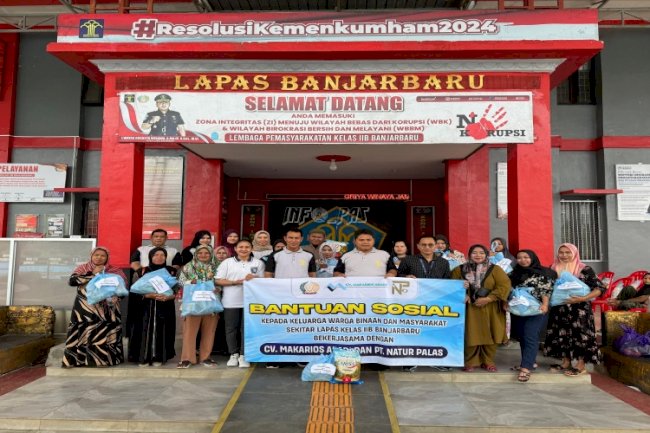Lapas Banjarbaru Bagikan Bansos kepada Keluarga Warga Binaan dan Warga Sekitar 