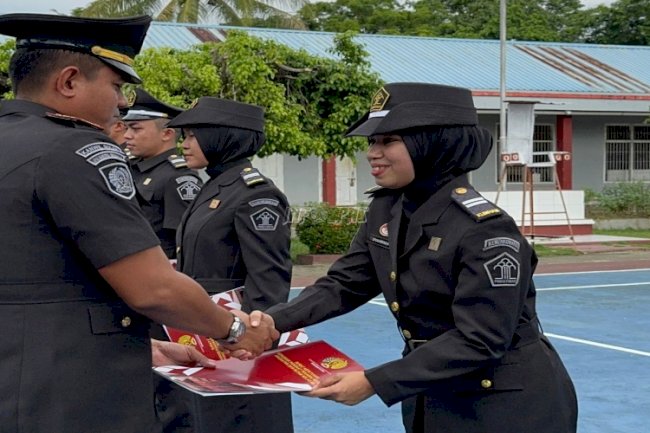 Karutan Sinjai Sematkan Tanda Kenaikan Pangkat dan Berikan Reward bagi Petugas Berprestasi