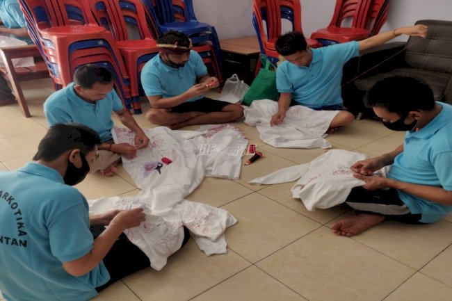 Warga Binaan Lapas Narkotika Karang Intan Mahir Membuat Kain Sasirangan