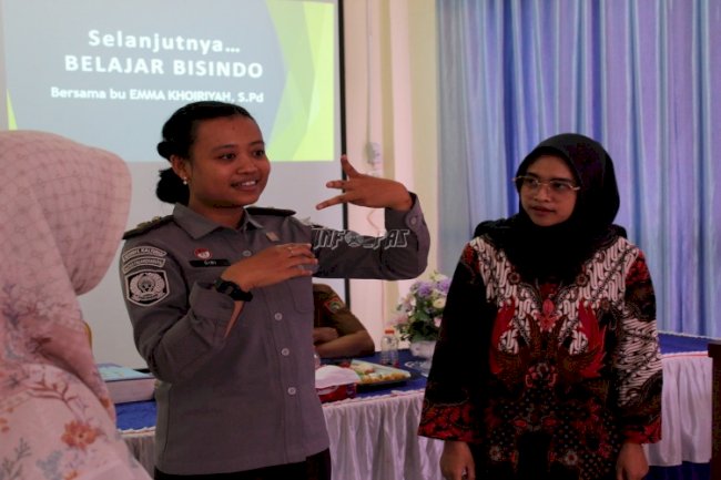 Peringatan Hari HAM Sedunia, Petugas Bapas Palangka Raya Berlatih Bahasa Isyarat