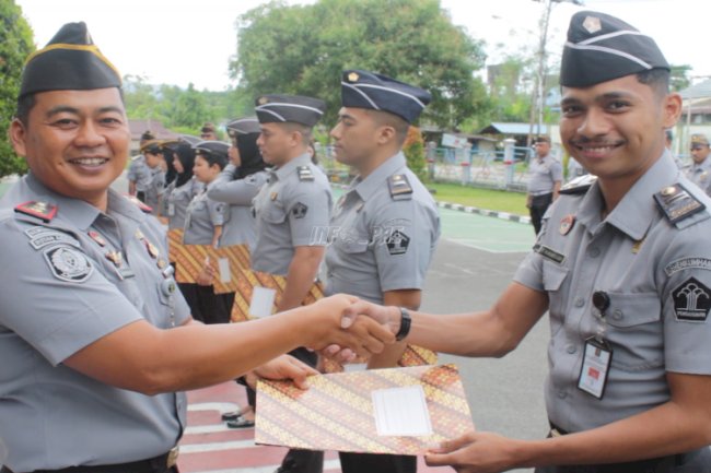 Delapan Petugas Rutan Ambon Disematkan Tanda Kenaikan Pangkat