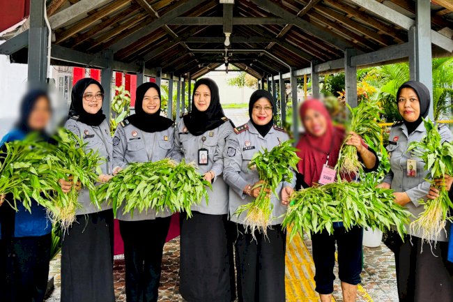 Dukung Program Ketahanan Pangan Nasional, Lapas Perempuan Sungguminasa Panen Kangkung