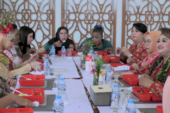 Ini Kali Pertama Istri Menteri Makan Nasi Cadong Bareng Warga Binaan di Lapas Perempuan Tangerang
