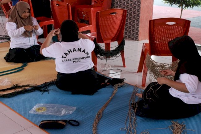Lapas Perempuan Palu Ajak Warga Binaan Berkarya Lewat Pelatihan Menganyam Tali Kur