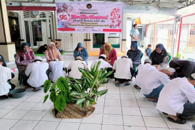 Tradisi Basuh Kaki Ibu Warnai Hari Ibu di Lapas Suliki