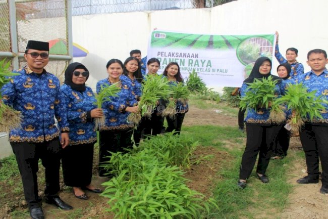 Sulap Branggang Jadi Lahan Produktif, Lapas Perempuan Palu Panen 20 Kg Kangkung