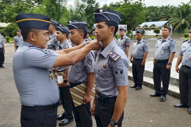 Naik Pangkat, Empat Petugas Lapas Narkotika Karang Intan Disematkan Pangkat Baru