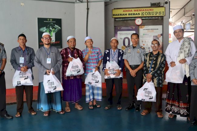 Rutan Pelaihari Serahkan Sembako kepada Guru TPA Al-Istiqomah