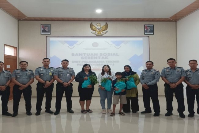 Lapas Cilacap Bagikan Sembako Gratis dan Sayuran Hasil Panen untuk Masyarakat
