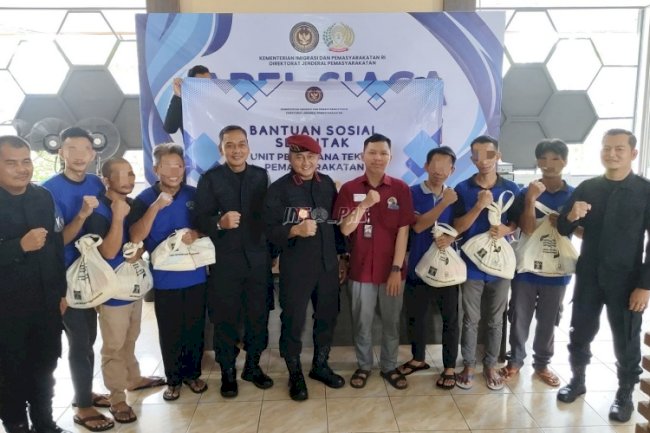 Lapas Narkotika Karang Intan Serahkan Bansos kepada Perwakilan Warga Binaan